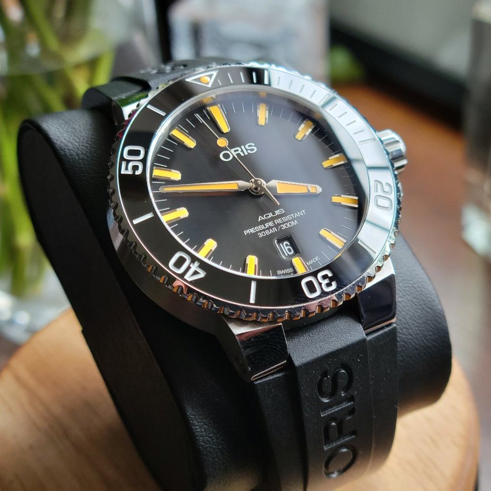 ORIS AQUIS Men's Swiss Watch, Sapphire, Rubber Strap